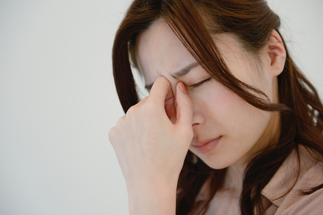 眼精疲労から来る辛い症状に悩む女性